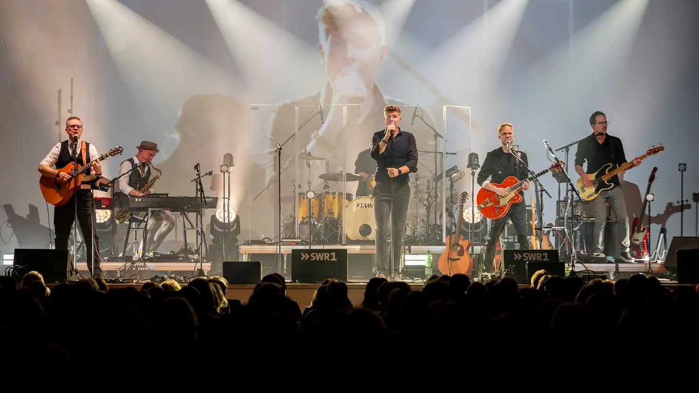 1755862339888,swr1-hits-und-storys-die-show-premiere-in-ochtendung-11-januar-2025-112~_v-16×9@2dL_-6c42aff4e68b43c7868c3240d3ebfa29867457da